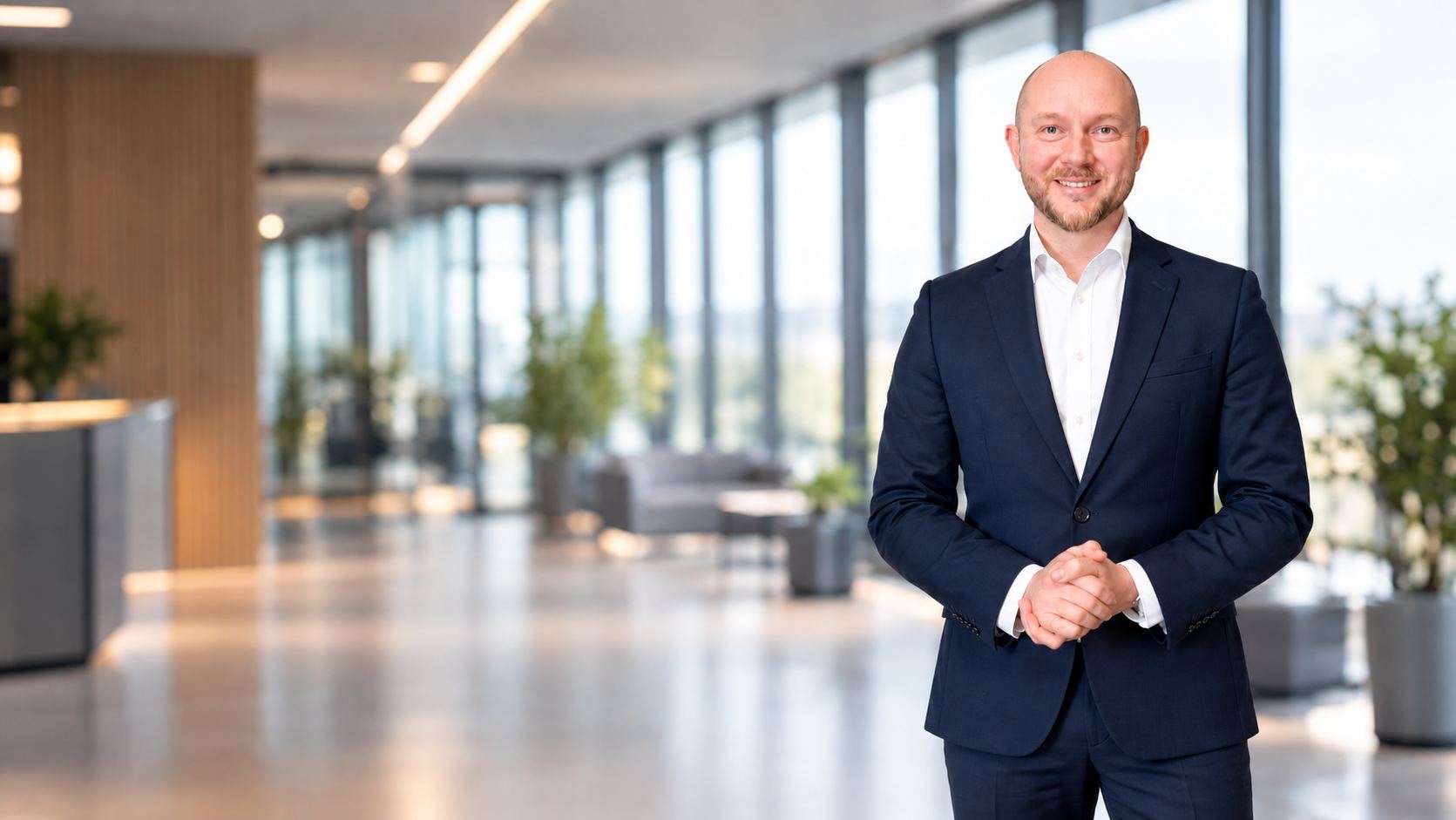 Eduard Schmal im Anzug in einem hellen Büro